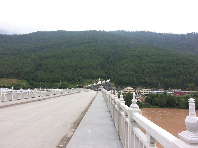 从香格里拉到丽江的一座桥，比较有标志性